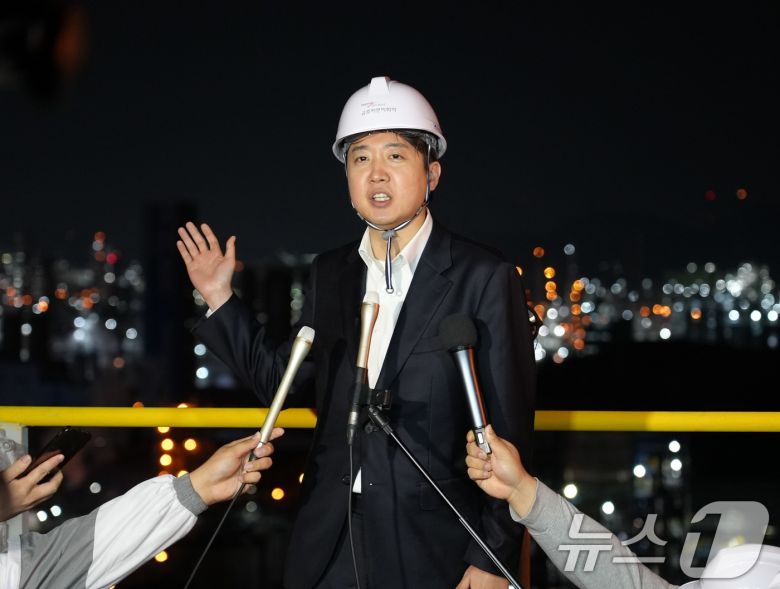 이준석 개혁신당 대통령 후보가 공식 선거운동이 시작된 12일 전남 여수 국가산업단지를 찾아 백브리핑을 하고 있다. (이준석 캠프 제공, 재판매 및 DB 금지) 2025.5.12/뉴스1