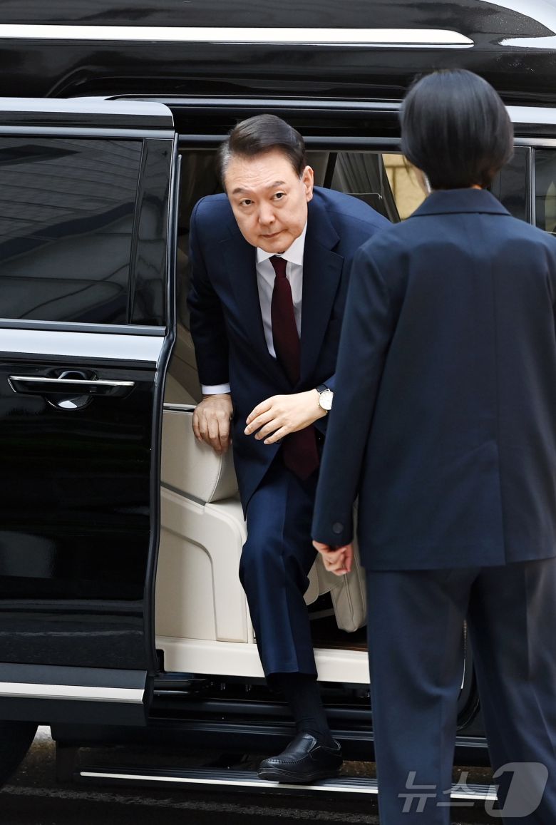 윤석열 전 대통령이 12일 오전 서울 서초구 중앙지방법원에서 열린 내란 우두머리 혐의, 직권남용 권리행사방해 혐의 사건 3차 공판에 출석하고 있다. 2025.5.12/뉴스1 ⓒ News1 사진공동취재단