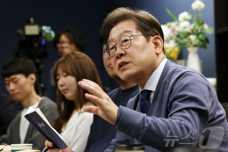 이재명 더불어민주당 대선후보가 제21대 대통령선거 공식 선거운동이 시작된 12일 경기 성남시 분당구 판교역 인근 미팅룸에서 열린 'K-혁신' 브라운백 미팅에서 IT 개발자들과 대화하고 있다. (공동취재) 2025.5.12/뉴스1 ⓒ News1 안은나 기자