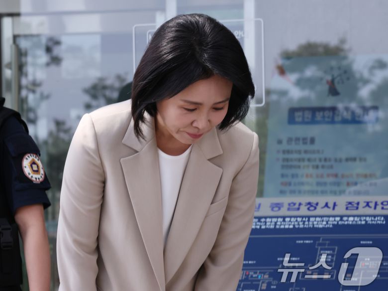 '공직선거법 위반' 혐의로 1심에서 벌금형을 선고받은 이재명 더불어민주당 대통령 후보의 부인 김혜경 여사가 12일 오후 경기 수원시 영통구 수원고등법원에서 열린 항소심 선고 공판을 마치고 나와 지지자들에게 인사를 하고 있다.2025.5.12/뉴스1 ⓒ News1 김영운 기자