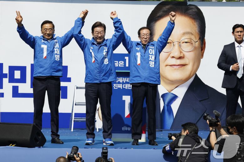 이재명 더불어민주당 대통령 후보가 12일 오전 서울 종로구 청계광장에서 열린 중앙선거대책위원회 출정식에서 시민들에게 인사하고 있다. 2025.5.12/뉴스1 ⓒ News1 안은나 기자