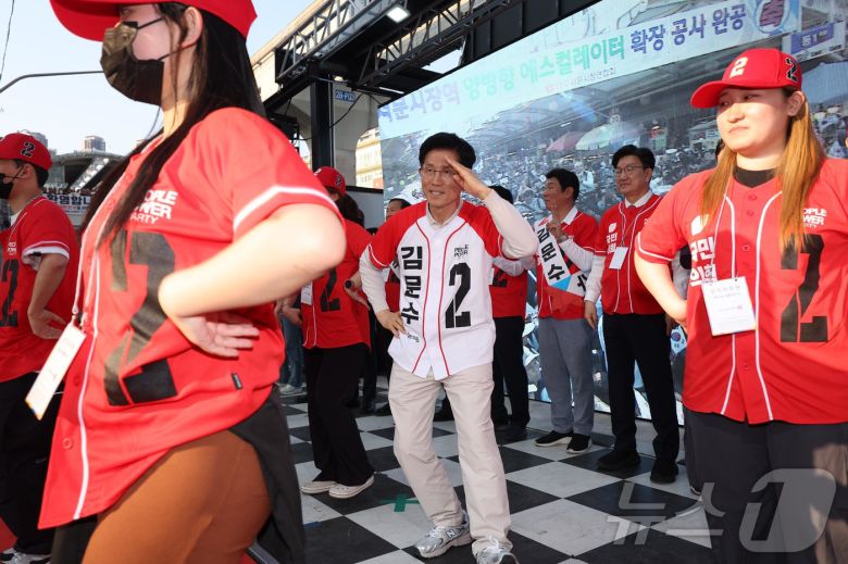 김문수 국민의힘 대통령 후보가 제21대 대통령 선거 공식 선거운동 첫 날인 12일 대구 중구 서문시장에서 지지를 호소하고 있다. (공동취재) 2025.5.12/뉴스1 ⓒ News1 김민지 기자