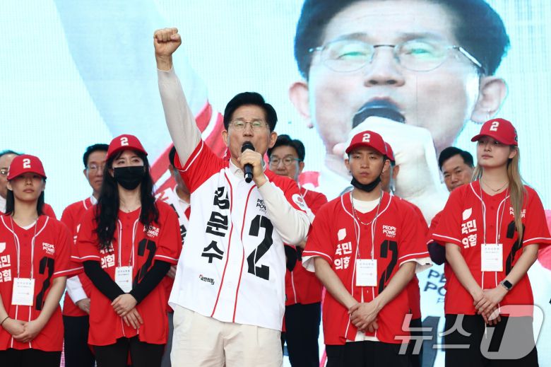 김문수 국민의힘 대통령 후보가 제21대 대통령 선거 공식 선거운동 첫 날인 12일 대구 중구 서문시장에서 지지를 호소하고 있다. 2025.5.12/뉴스1 ⓒ News1 김민지 기자