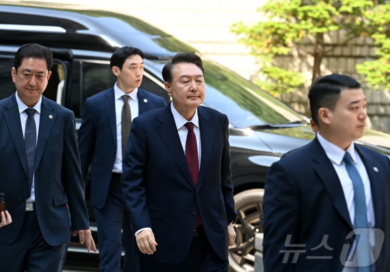 윤석열 전 대통령이 12일 오전 서울 서초구 중앙지방법원에서 열린 내란 우두머리 혐의, 직권남용 권리행사방해 혐의 사건 3차 공판에 출석하고 있다. 2025.5.12/뉴스1 ⓒ News1 사진공동취재단