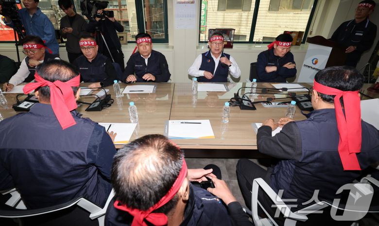 22개 버스 노조 위원장들이 서울 서초구 전국자동차노동조합연맹에서 대표자 회의를 하고 있다. 2025.5.8/뉴스1 ⓒ News1 장수영 기자