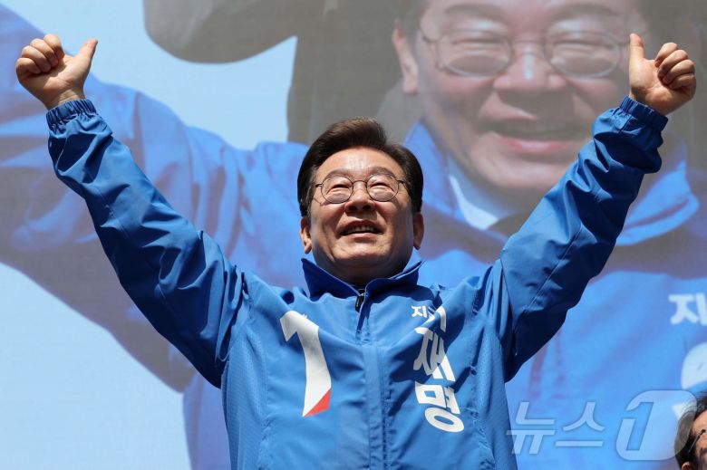 이재명 더불어민주당 대통령 후보가 제21대 대통령선거 공식 선거운동이 시작된 12일 오전 서울 종로구 청계광장에서 열린 중앙선거대책위원회 출정식에서 선대위원장들과 시민들에 인사하고 있다. (공동취재) 2025.5.12/뉴스1 ⓒ News1 안은나 기자