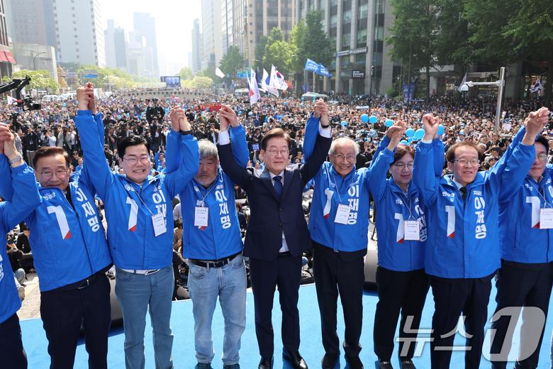 이재명 더불어민주당 대통령 후보가 12일 오전 서울 중구 청계광장에서 '빛의 혁명' 광화문 유세 시작을 알리며 공동선대위원장들과 기념 촬영하고 있다. (공동취재) 2025.5.12/뉴스1 ⓒ News1 안은나 기자