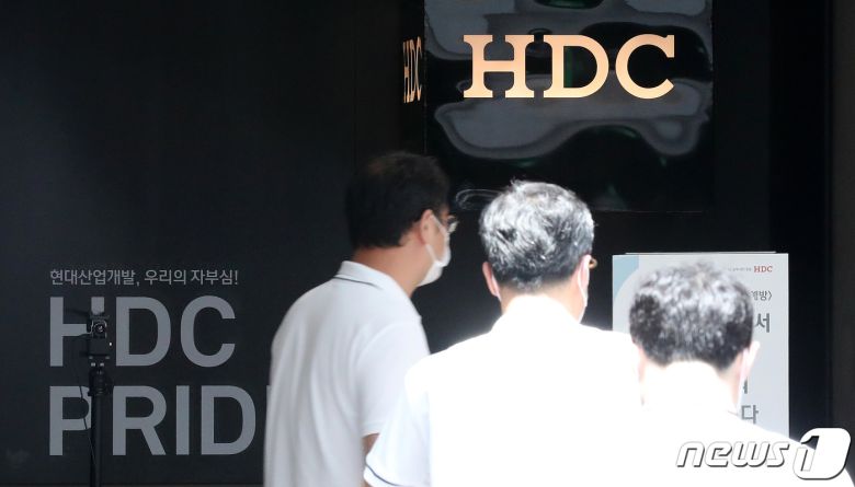 광주 동구 학동 재개발사업 4구역 5층 건물 붕괴 참사를 수사 중인 경찰이 서울 용산구 현대산업개발(HDC) 본사를 압수수색하는 모습. ⓒ News1 김진환 기자