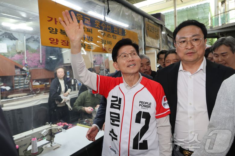 김문수 국민의힘 대통령 후보가 공식 선거운동 첫날인 12일 대구 서문시장을 방문해 상인들에게 인사하고 있다. (공동취재) 2025.5.12/뉴스1 ⓒ News1 김민지 기자