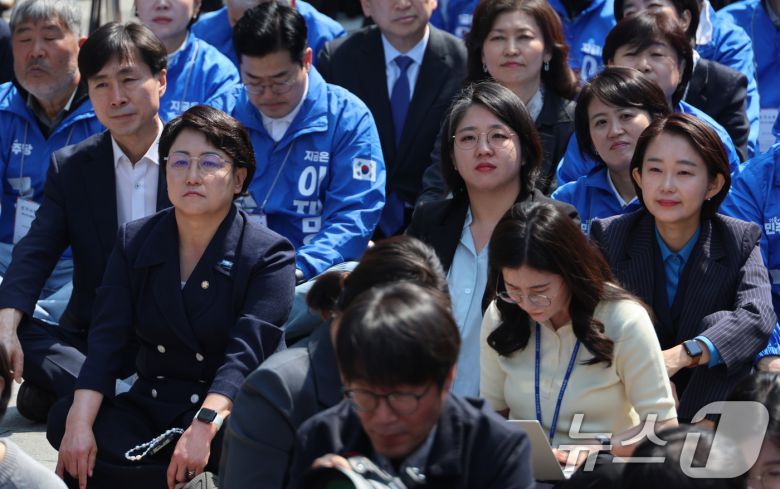 조국혁신당 김선민 대표 권한대행 등 야4당 대표들이 6·3 대통령선거 공식 선거운동 첫날인 12일 서울 광화문 청계광장에서 열린 더불어민주당 이재명 대선 후보의 출정식 및 첫 유세에서 이 후보의 연설을 듣고 있다. 왼쪽부터 사회민주당 한창민 대표, 조국혁신당 김선민 대표 권한대행, 기본소득당 용혜인 대표, 진보당 김재연 상임대표. (공동취재) 2025.5.12/뉴스1 ⓒ News1 안은나 기자