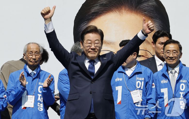 이재명 더불어민주당 대통령 후보가 12일 오전 서울 중구 청계광장에서 '빛의 혁명' 광화문 유세 시작을 알리며 공동선대위원장들과 기념 촬영하고 있다. 2025.5.12/뉴스1 ⓒ News1 안은나 기자