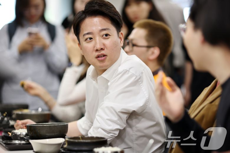 이준석 개혁신당 대통령 후보가 12일 오전 서울 서대문구 연세로 연세대학교에서 본격적인 선거 유세 활동에 나서며 학생들과 만나 점심 식사를 하고 있다. (공동취재) 2025.5.12/뉴스1 ⓒ News1 박정호 기자