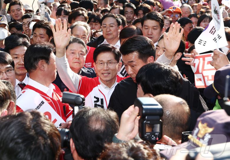 제21대 대통령 선거 공식 선거운동 첫날인 12일 김문수 국민의힘 대통령 후보가 대구 중구 서문시장에서 유세를 하기 위해 입장하고 있다. 2025.5.12/뉴스1 ⓒ News1 김민지 기자