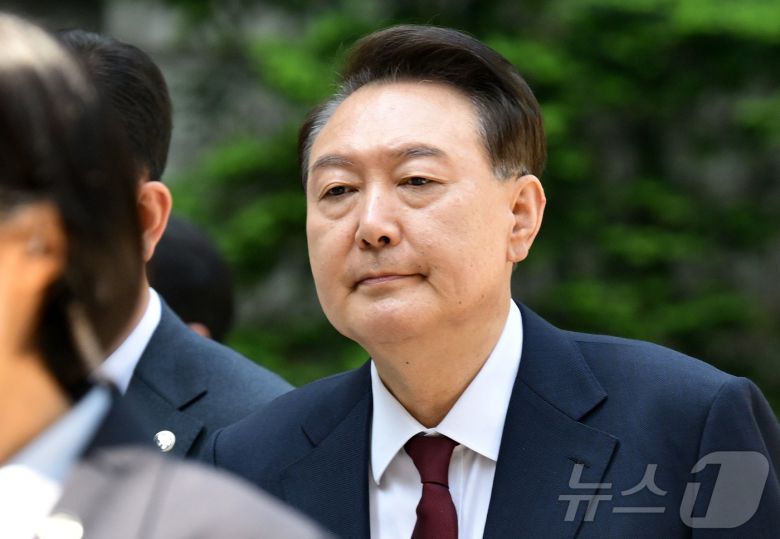윤석열 전 대통령이 12일 오전 서울 서초구 중앙지방법원에서 열린 내란 우두머리 혐의, 직권남용 권리행사방해 혐의 사건 3차 공판에 출석하고 있다. 2025.5.12/뉴스1 ⓒ News1 사진공동취재단