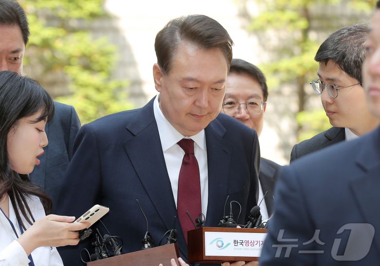 윤석열 전 대통령이 12일 오전 서울 서초구 중앙지방법원에서 열린 내란 우두머리 혐의, 직권남용 권리행사방해 혐의 사건 3차 공판에 출석하고 있다. 2025.5.12/뉴스1 ⓒ News1 사진공동취재단