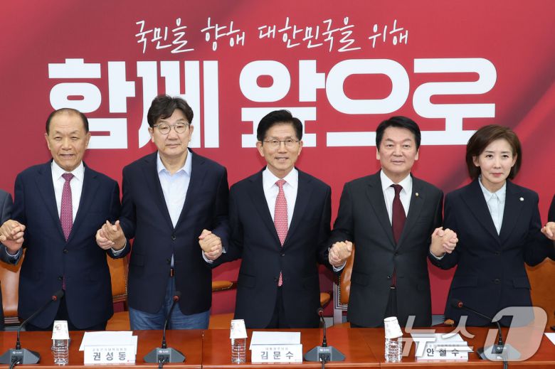 김문수 국민의힘 대통령 후보와 권성동, 황우여, 안철수, 나경원 공동선거대책위원장이 11일 오후 서울 여의도 국회에서 열린 중앙선거대책위원회 회의서 손을 맞잡고 기념촬영을 하고 있다. 2025.5.11/뉴스1 ⓒ News1 이광호 기자
