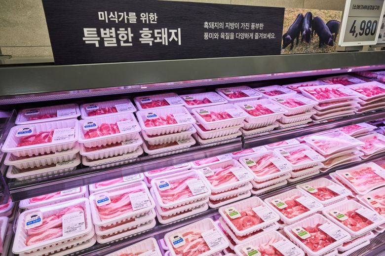 이마트 푸드마켓 고덕점 K-흑돼지존. (이마트 제공).