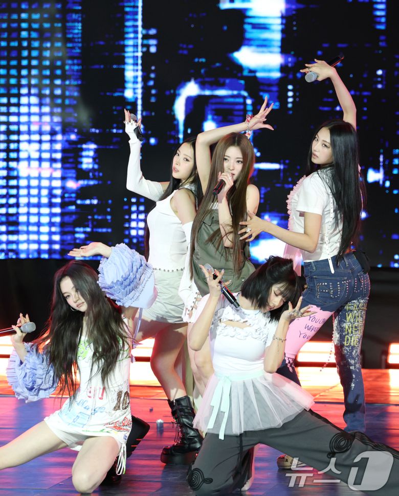 그룹 미야오(MEOVV)가 12일 오후 서울 마포구 SBS프리즘타워에서 가진 첫 EP앨범 '마이 아이즈 오픈 와이드(MY EYES OPEN VVIDE)' 발매 기념 쇼케이스에서 타이틀곡 '드랍탑(DROP TOP)'을 선보이고 있다. 2025.5.12/뉴스1 ⓒ News1 권현진 기자