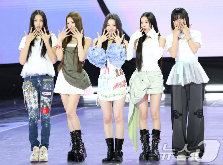 그룹 미야오(MEOVV)의 가원(왼쪽부터)과 안나, 엘라, 나린, 수인이 12일 오후 서울 마포구 SBS프리즘타워에서 가진 첫 EP앨범 '마이 아이즈 오픈 와이드(MY EYES OPEN VVIDE)' 발매 기념 쇼케이스에서 포즈를 취하고 있다. 2025.5.12/뉴스1 ⓒ News1 권현진 기자