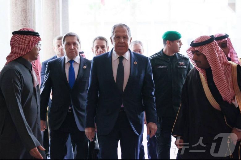 세르게이 라브로프 러시아 외무장관이 18일 (현지시간) 사우디아라비아 리야드에서 마코 루비오 미국 국무장관과 우크라이나 종전을 위한 첫 고위급 회담에 도착을 하고 있다. 2025.02.19 ⓒ AFP=뉴스1 ⓒ News1 우동명 기자