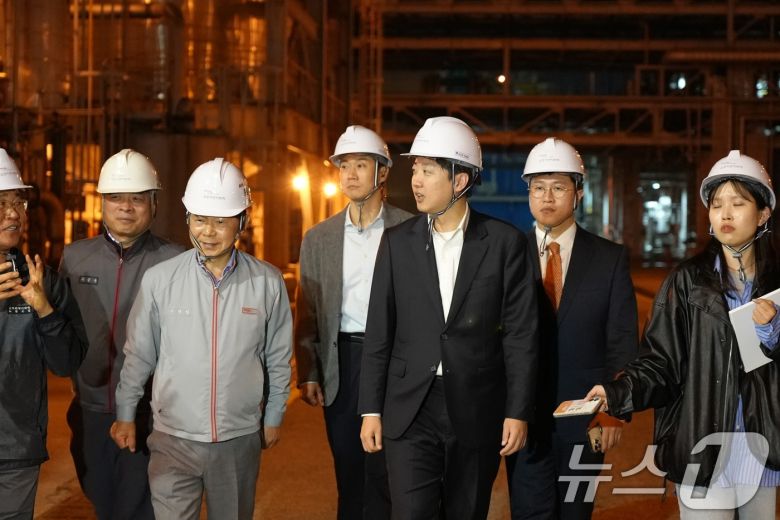 이준석 개혁신당 대통령 후보가 공식 선거운동이 시작된 12일 전남 여수 국가산업단지를 찾아 관계자와 대화하고 있다. (이준석 캠프 제공, 재판매 및 DB 금지) 2025.5.12/뉴스1