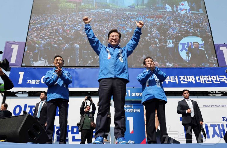이재명 더불어민주당 대통령 후보가 제21대 대통령선거 공식 선거운동이 시작된 12일 오전 서울 종로구 청계광장에서 열린 중앙선거대책위원회 출정식에서 선대위원장들과 시민들에 인사하고 있다. (공동취재) 2025.5.12/뉴스1 ⓒ News1 안은나 기자