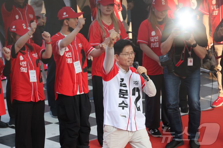 김문수 국민의힘 대통령 후보가 제21대 대통령 선거 공식 선거운동 첫 날인 12일 대구 중구 서문시장에서 지지를 호소하고 있다. (공동취재) 2025.5.12/뉴스1 ⓒ News1 김민지 기자