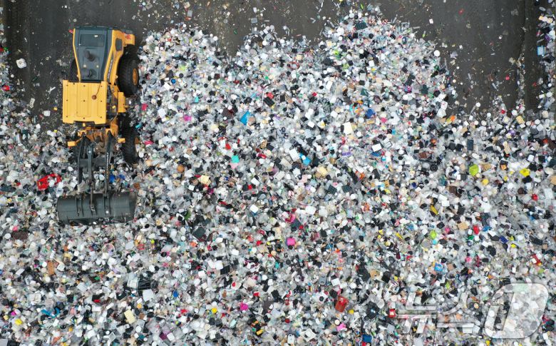 자원순환의 날인 6일 경기 수원시 영통구 수원시자원순환센터에 플라스틱 재활용 쓰레기가 쌓여 있다. 2024.9.6/뉴스1 ⓒ News1 김영운 기자