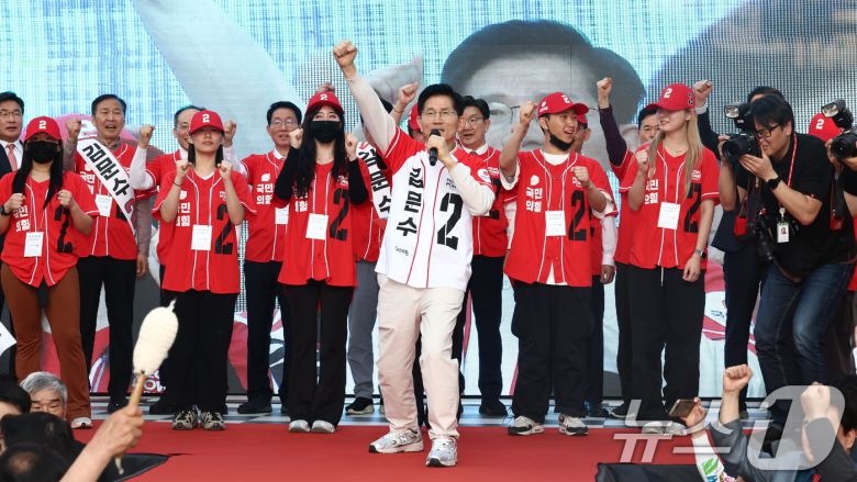 김문수 국민의힘 대통령 후보가 제21대 대통령 선거 공식 선거운동 첫 날인 12일 대구 중구 서문시장에서 지지를 호소하고 있다. ⓒ News1 김민지 기자