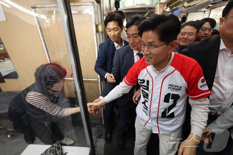 김문수 국민의힘 대통령 후보가 제21대 대통령 선거 공식 선거운동 첫 날인 12일 대구 중구 서문시장에서 상인과 악수하고 있다. (공동취재) 2025.5.12/뉴스1 ⓒ News1 김민지 기자