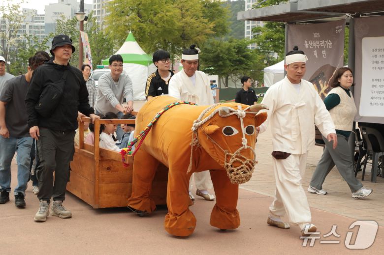 ‘울산쇠부리축제’가 11일 울산 북구 달천철장에서 열렸다. 사진은 아이들이 소달구지 체험을 하는 모습.2025.5.11./뉴스1 김세은 기자