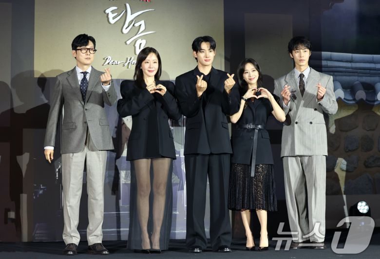 배우 박병은(왼쪽부터)과 엄지원, 정가람, 조보아, 이재욱이 13일 서울 구로구 라마다서울 신도림 호텔에서 열린 넷플릭스 시리즈 '탄금' (극본 김진아/연출 김홍선) 제작발표회에 참석해 포즈를 취하고 있다. ⓒ News1 권현진 기자