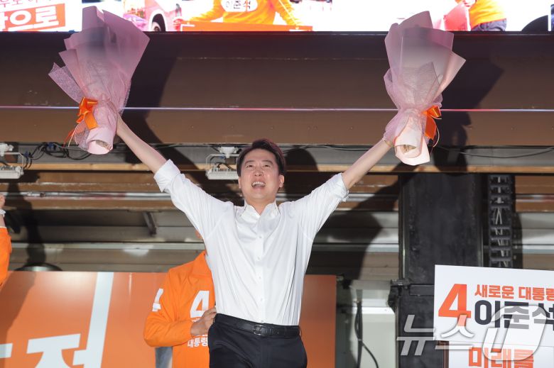 이준석 개혁신당 대통령 후보가 공식 선거운동이 시작된 12일 서울 중구 청계광장에서 가진 서울 첫 집중유세에서 유세차량에 올라 두 팔 벌려 인사하고 있다. 2025.5.12/뉴스1 ⓒ News1 박정호 기자