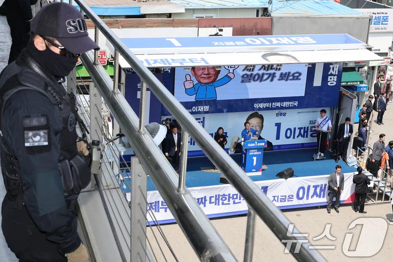 이재명 더불어민주당 대통령 후보가 경북 구미역 광장에서 집중 유세를 하는 가운데 13일 경찰특공대원들이 경호·경비 활동을 하고 있다. (공동취재) 2025.5.13/뉴스1 ⓒ News1 안은나 기자