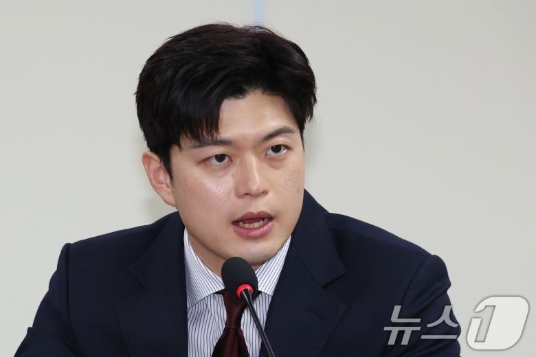 국민의힘 비상대책위원장에 내정된 김용태 의원이 13일 오전 서울 여의도 국회 의원회관에서 열린 한국-호주-베트남 석탄재 핵심광물화 사업 간담회에서 인사말을 하고 있다. 2025.5.13/뉴스1 ⓒ News1 이광호 기자