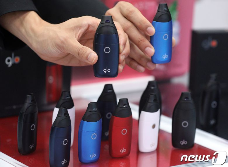 13일 서울 성동구 성수동 에스펙토리에서 모델들이 BAT코리아의 전자담배 '글로 센스'를 선보이고 있다. 글로 센스는 담배 포드(연초고형물)와 액상형 전자담배 기술이 결합된 제품이다.  2019.8.13/뉴스1 ⓒ News1 신웅수 기자