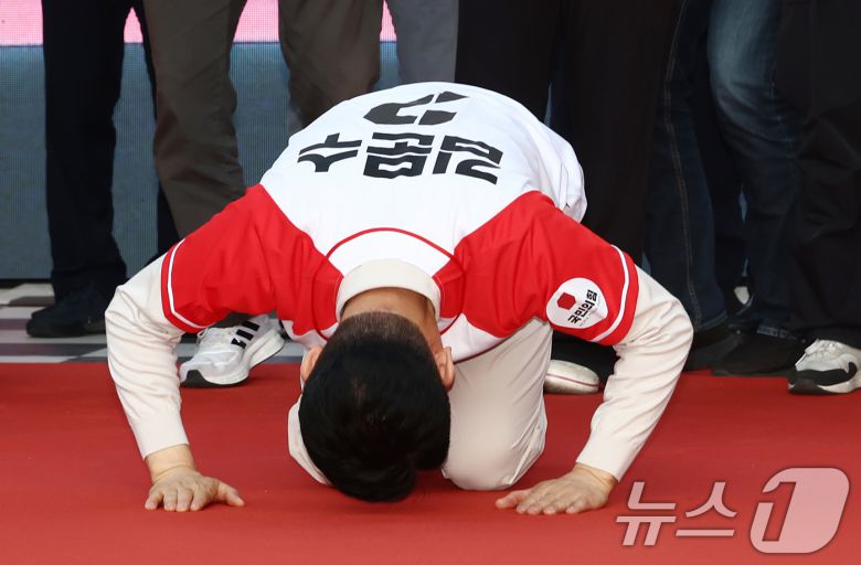김문수 국민의힘 대통령 후보가 제21대 대통령 선거 공식 선거운동 첫 날인 12일 대구 중구 서문시장에서 지지를 호소하며 큰절을 올리고 있다. 2025.5.12/뉴스1 ⓒ News1 김민지 기자