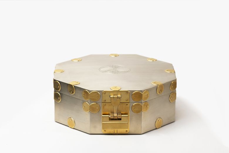 이경노_백동 선각 희자문 팔각함(白銅 線刻 囍字文 八角函) 24.6 x 24.6 x 9(h) cm Ⓒ2025.이경노.All rights reserved. (박여숙화랑 제공)