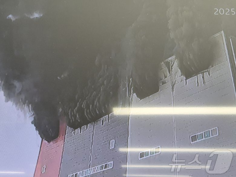 13일 오전 10시 29분 경기 이천시 부발읍 수정리 한 3층짜리 대형 물류창고에서 화재가 발생했다. (경기도소방재난본부 제공. 재판매 및 DB 금지) 2025.5.13/뉴스1 ⓒ News1