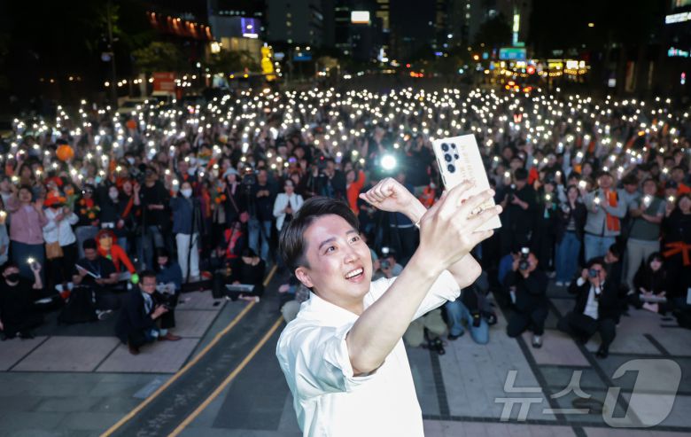이준석 개혁신당 대통령 후보가 공식 선거운동이 시작된 12일 서울 중구 청계광장에서 가진 서울 첫 집중유세에서 유세차량에 올라 셀카를 찍고 있다. (공동취재) 2025.5.12/뉴스1 ⓒ News1 박정호 기자