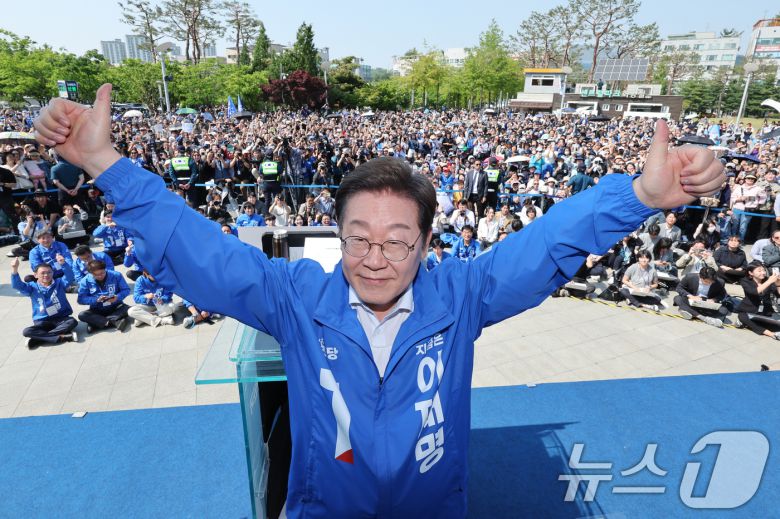 이재명 더불어민주당 대통령 후보가 제21대 대통령 선거 공식 선거운동 첫날인 12일 오후 경기 화성시 동탄 센트럴파크 음악분수중앙광장에서 연설에 앞서 인사하고 있다. 2025.5.12/뉴스1 ⓒ News1 안은나 기자