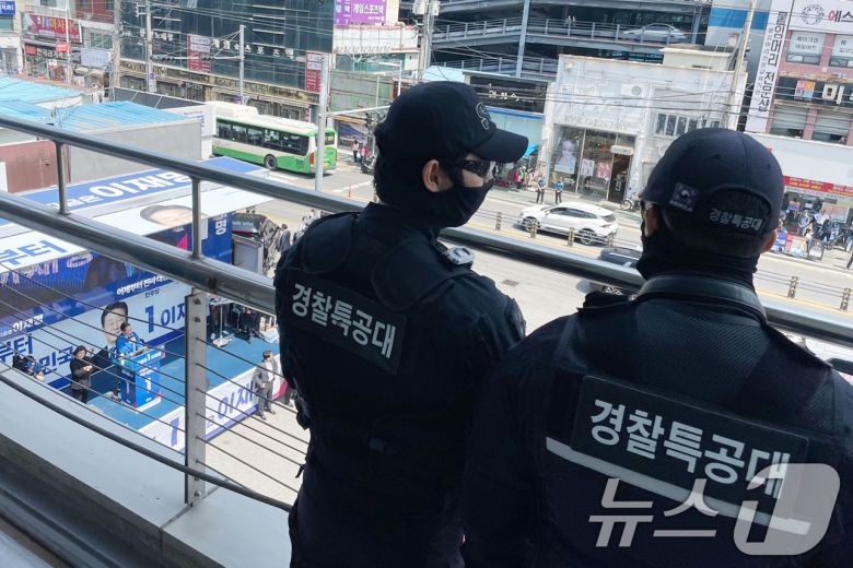 이재명 더불어민주당 대통령 후보가 경북 구미역 광장에서 집중 유세를 하는 가운데 13일 경찰특공대원들이 경호·경비 활동을 하고 있다. (공동취재) 2025.5.13/뉴스1 ⓒ News1 안은나 기자