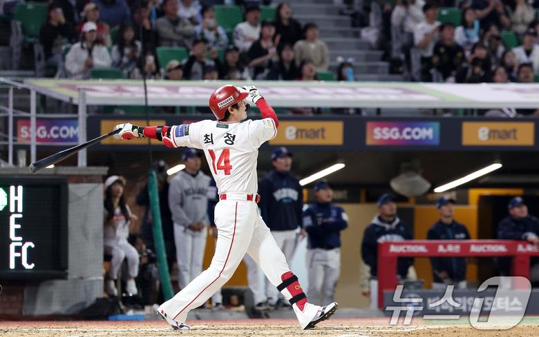 13일 인천SSG 랜더스필드에서 열린 '2025 신한 SOL뱅크 KBO리그' NC 다이노스와 SSG 랜더스의 경기, SSG 최정이 6회말 2사 1루 동점 2점 홈런을 터뜨리며 개인 통산 500홈런을 기록하고 있다. 2025.5.13/뉴스1 ⓒ News1 김성진 기자