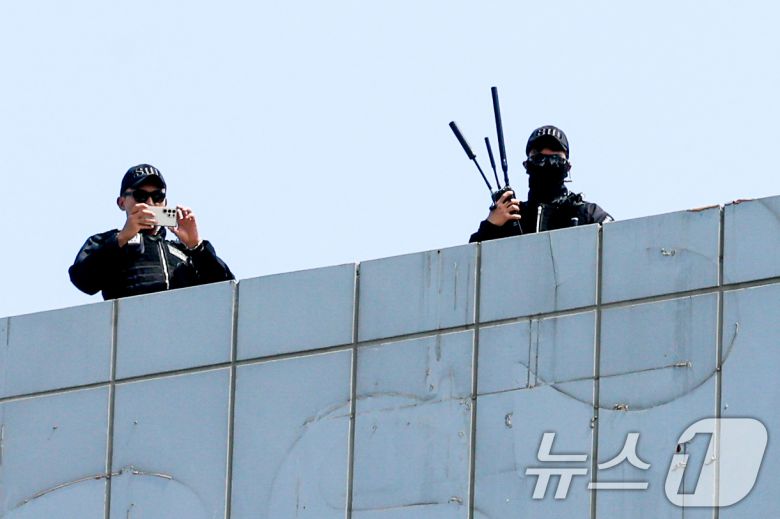 이재명 더불어민주당 대통령 후보가 대표적 험지인 대구·경북(TK) 지역 유세에 돌입한 13일 오전 경북 구미역 광장 인근 빌딩에서 경찰특공대가 경계 근무를 하고 있다. 2025.5.13/뉴스1 ⓒ News1 안은나 기자