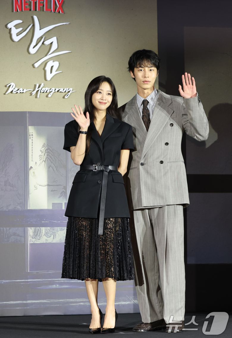 배우 조보아와 이재욱(오른쪽)이 13일 서울 구로구 라마다서울 신도림 호텔에서 열린 넷플릭스 시리즈 '탄금' (극본 김진아/연출 김홍선) 제작발표회에 참석해 포즈를 취하고 있다. ⓒ News1 권현진 기자