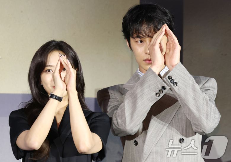 배우 조보아와 이재욱(오른쪽)이 13일 서울 구로구 라마다서울 신도림 호텔에서 열린 넷플릭스 시리즈 '탄금' (극본 김진아/연출 김홍선) 제작발표회에 참석해 포즈를 취하고 있다. ⓒ News1 권현진 기자