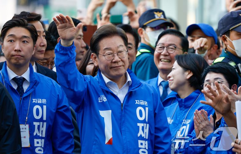 이재명 더불어민주당 대통령 후보가 제21대 대통령 선거 공식 선거운동 첫날인 12일 오후 대전 중구 으능정이거리 스카이로드에서 유세에 앞서 인사하고 있다. 2025.5.12/뉴스1 ⓒ News1 안은나 기자
