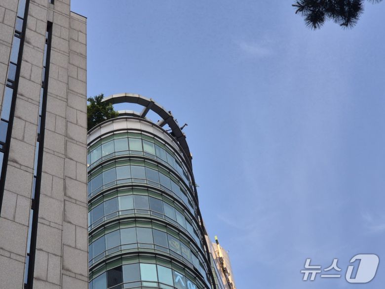 13일 오후 6시 28분쯤 서울 강남역 인근 빌딩 옥상 난간에 올라가 투신 시도 소동을 벌인 남성을 소방당국이 구조했다. 2025.5.13/뉴스1 ⓒ News1 남해인 기자