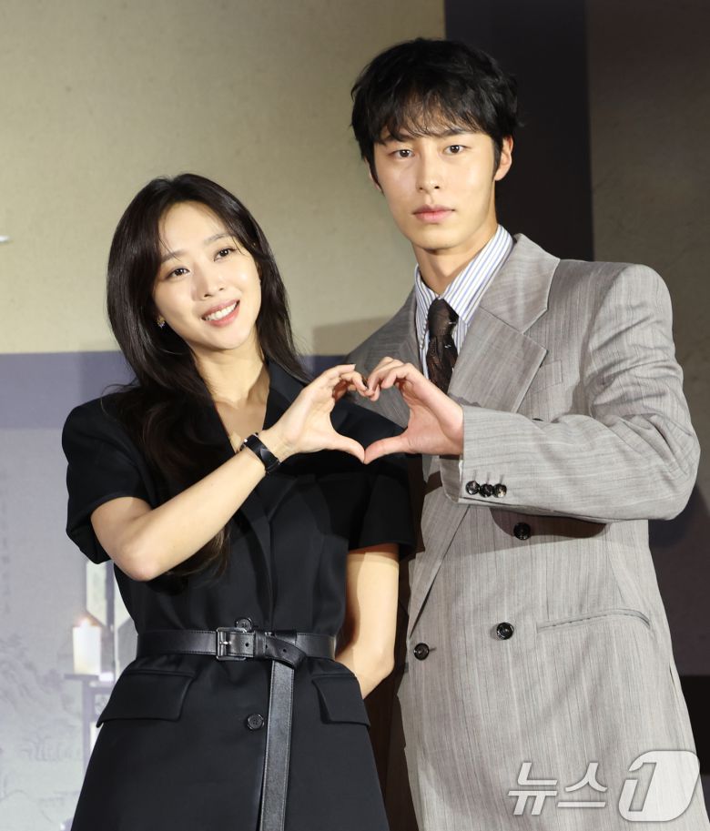 배우 조보아와 이재욱(오른쪽)이 13일 서울 구로구 라마다서울 신도림 호텔에서 열린 넷플릭스 시리즈 '탄금' (극본 김진아/연출 김홍선) 제작발표회에 참석해 하트 포즈를 취하고 있다. ⓒ News1 권현진 기자