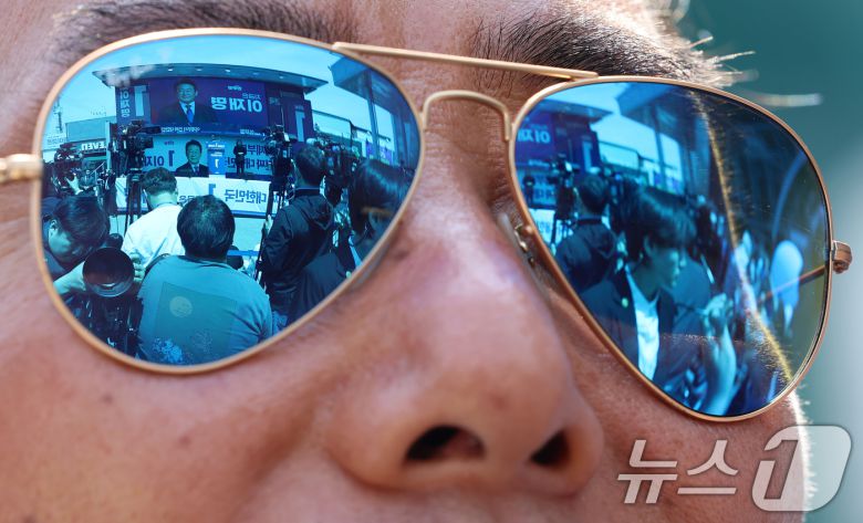 이재명 더불어민주당 대통령 후보가 대표적 험지인 대구·경북(TK) 지역 유세에 돌입한 13일 오전 경북 구미역 광장에서 지지를 호소하는 가운데 한 시민이 이를 지켜보고 있다. (공동취재) 2025.5.13/뉴스1 ⓒ News1 안은나 기자